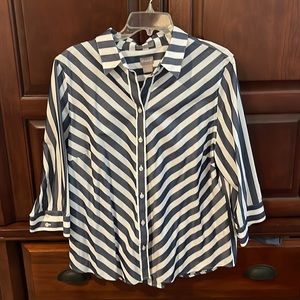 Crisp Chico’s no iron stain shield Button up Blouse!